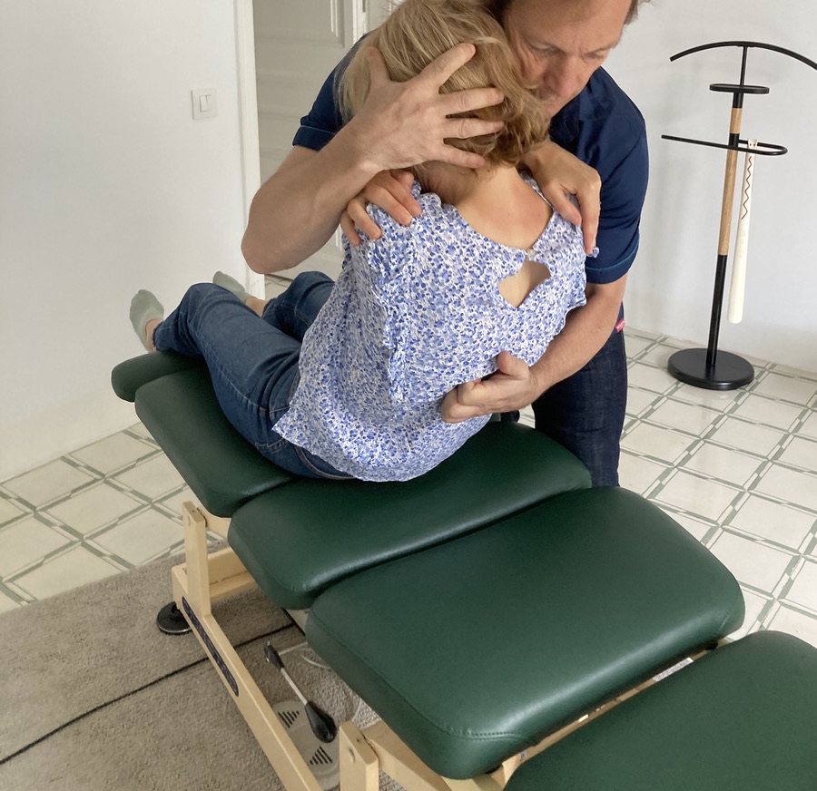 Diferencia entre osteópata y quiropráctico 2 ajuste quiropráctico en la zona dorsal practicado por el Dr Alexandre Golay
