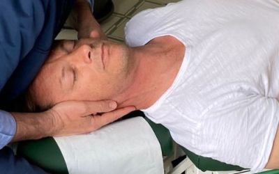 El ajuste quiropráctico es más eficaz que los medicamentos para los dolores de cabeza